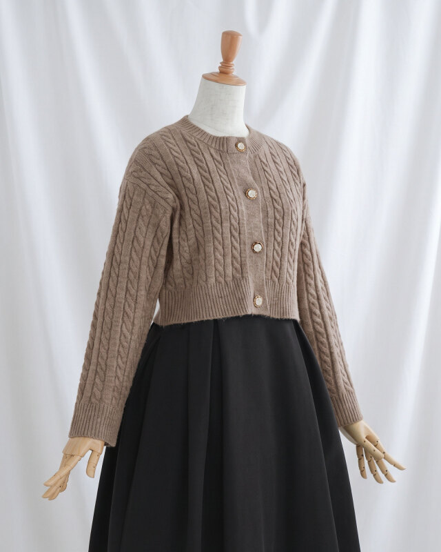 立体感のあるケーブル編みが上品。ワンピースのシルエットを活かすきれいめカーディガン。