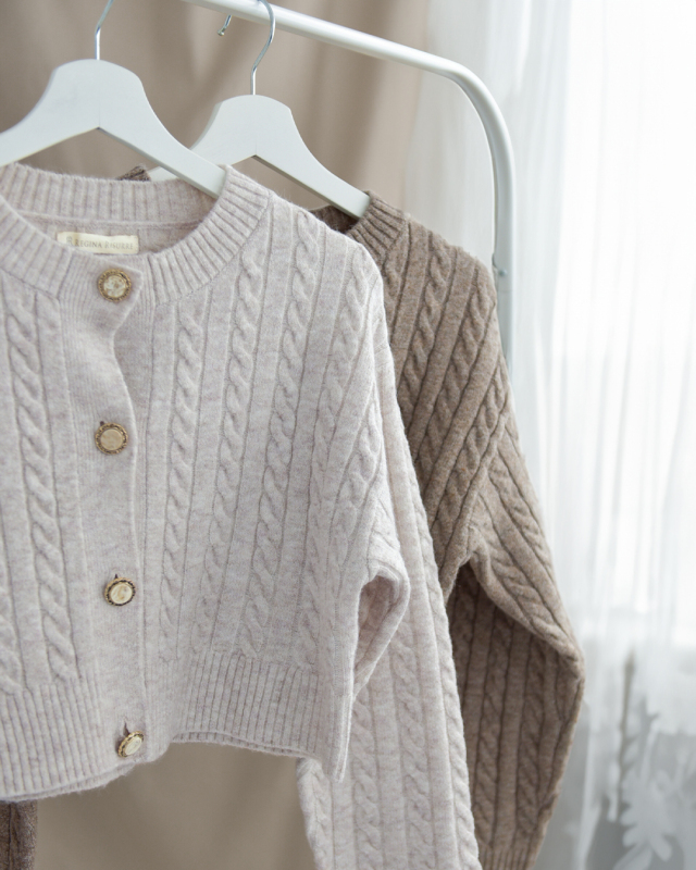 ホワイトモカとカプチーノの2色展開。冬のワンピースコーデに映える上品カーディガン｜レジーナ【神戸ワンピース専門店】