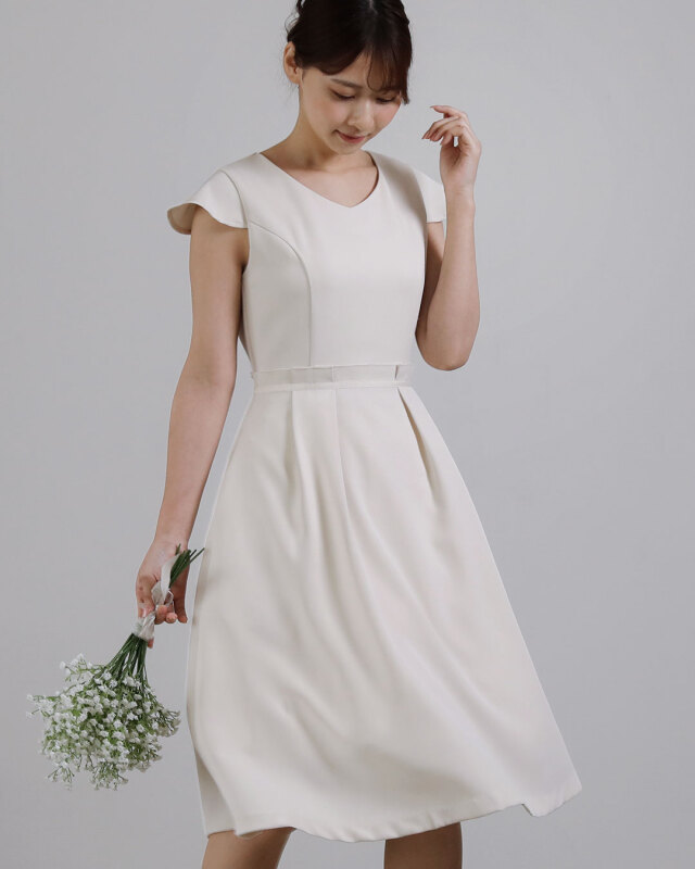 上品なタック入りノースリーブワンピ