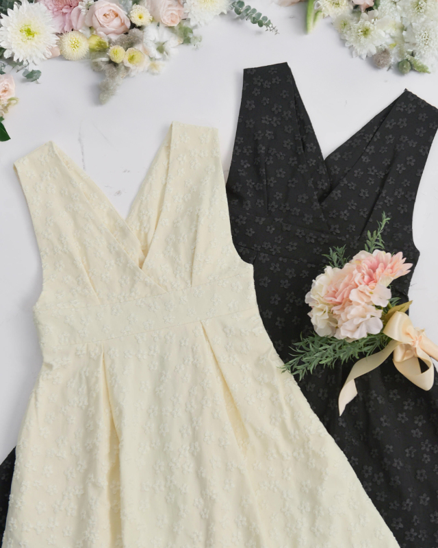 黒地に繊細柄を添えたジャンパースカート