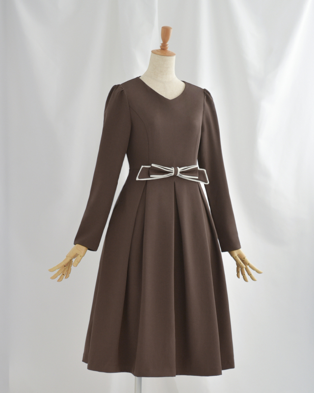 ブラウンカラーのリボン付きクラシカルワンピース、女性らしさを引き立てる上品なデザイン