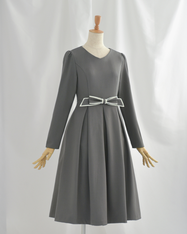 グレーのリボン付きクラシカルワンピース、上品な雰囲気を演出する一着