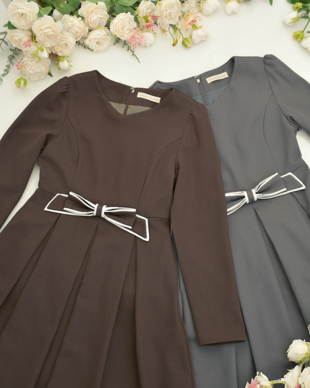 ブラウンとグレーの二色展開リボンベルトワンピース、華やかで落ち着いた印象を叶えるデザイン レジーナ【神戸ワンピース専門店】