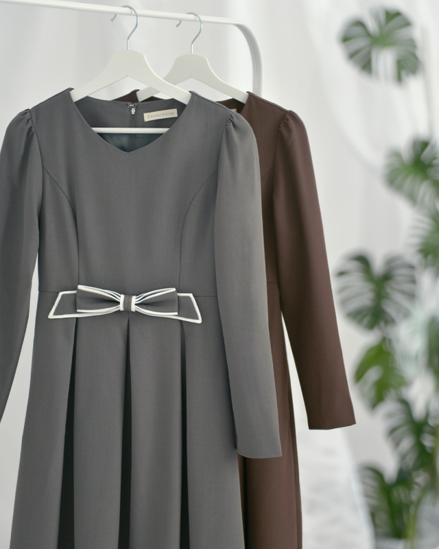 秋冬に映えるリボンベルトデザインのクラシカルワンピース グレーとブラウンの2色展開 レジーナ【神戸ワンピース専門店】