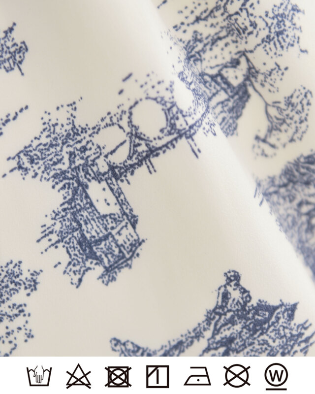 繊細で上品な「トワルドジュイ柄」が美しく映える一着。