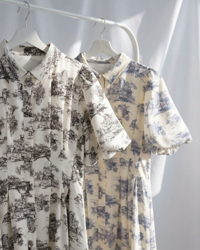 爽やかなブルーの繊細柄が揺れるミモレ丈スカートの上品ワンピース