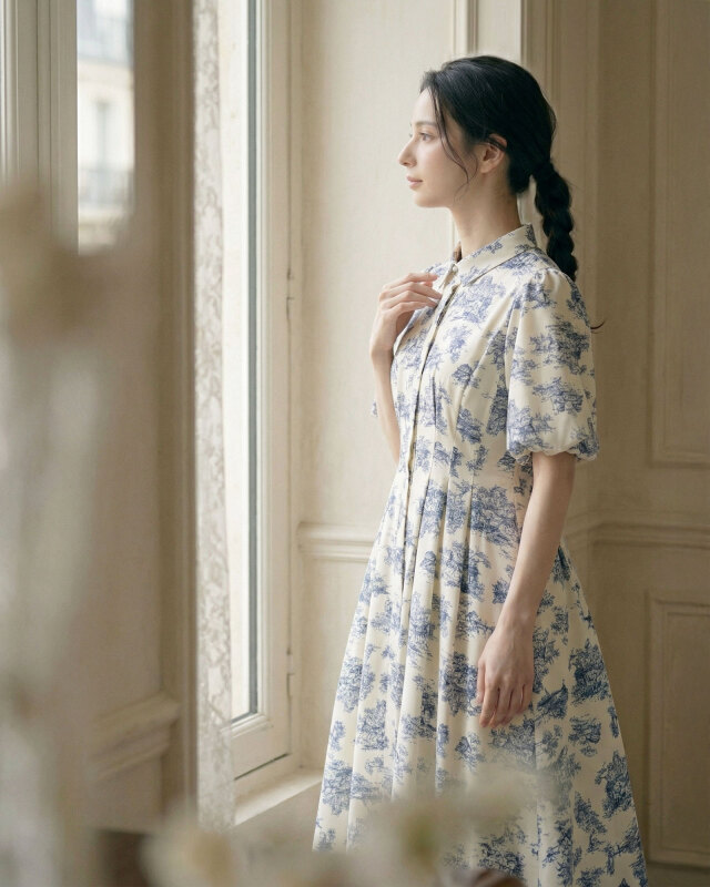 爽やかなブルーの繊細柄が揺れるミモレ丈スカートの上品な足元コーデが映えるワンピース