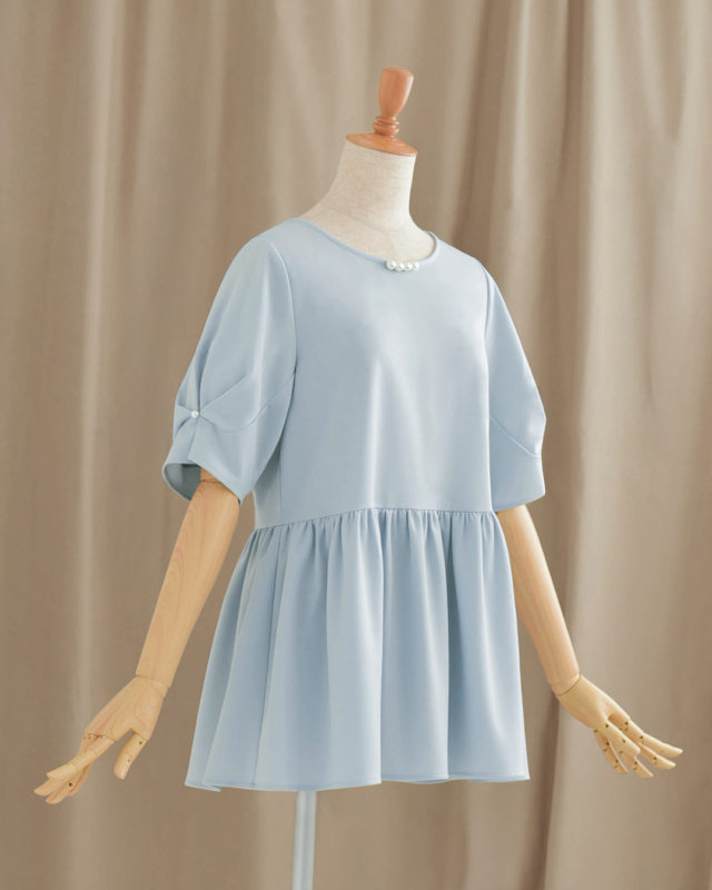 大人の女性に似合うライトブルーの上品チュニック