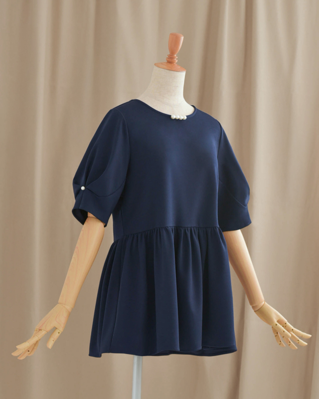 ネイビーカラーが知的な印象を引き立てるきれいめチュニック