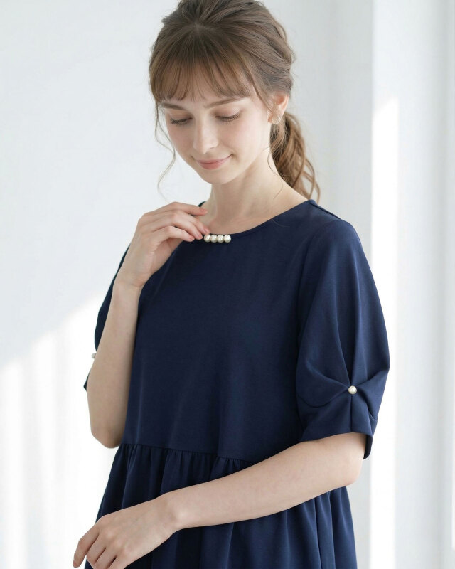 胸元と袖のパールが顔周りを華やかに彩る、大人の知的なネイビーチュニック。レジーナ【神戸ワンピース専門店】