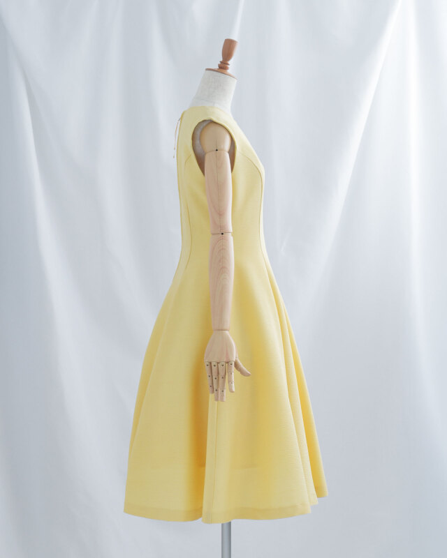 美しい立体シルエットを作るパネルラインワンピースディテール