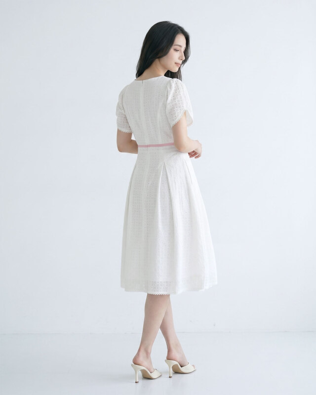 白のコットンレースワンピースのバックスタイルを見せる女性モデル｜レジーナ【神戸ワンピース専門店】