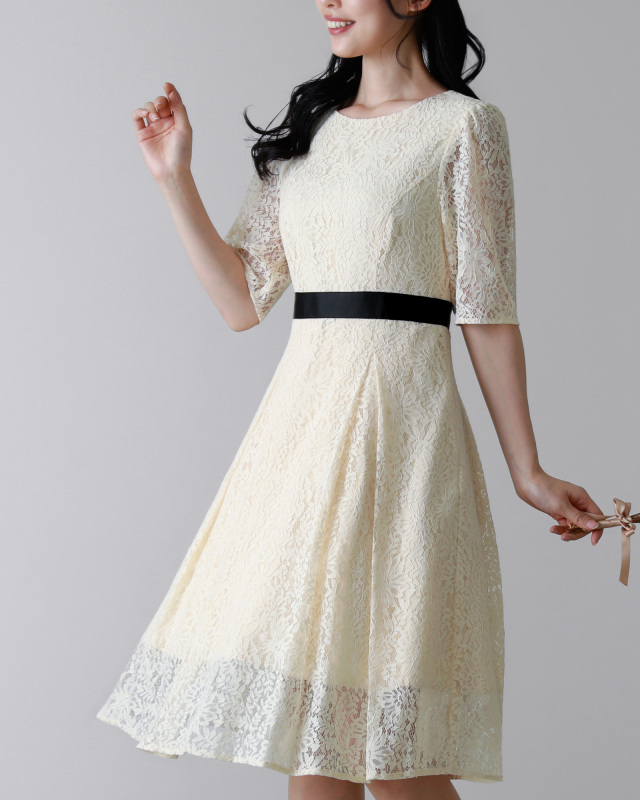フラワーレースが美しい上品なワンピース。女性らしいシルエットでフォーマルシーンに最適。レジーナ【神戸ワンピース専門店】