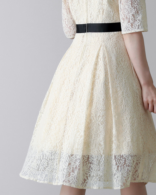 黒のウエストリボンがアクセントになったレースワンピース。結婚式やお呼ばれにもふさわしい華やかさ。レジーナ【神戸ワンピース専門店】
