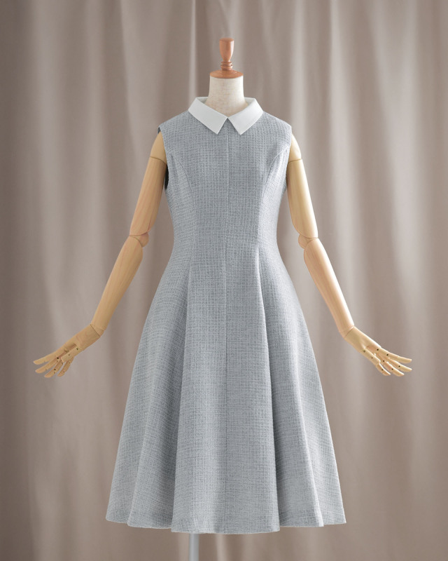 上品なグレー生地に白襟を合わせたきれいめフレアワンピース、オンオフ着回せるエレガントな一着です。レジーナ【神戸ワンピース専門店】
