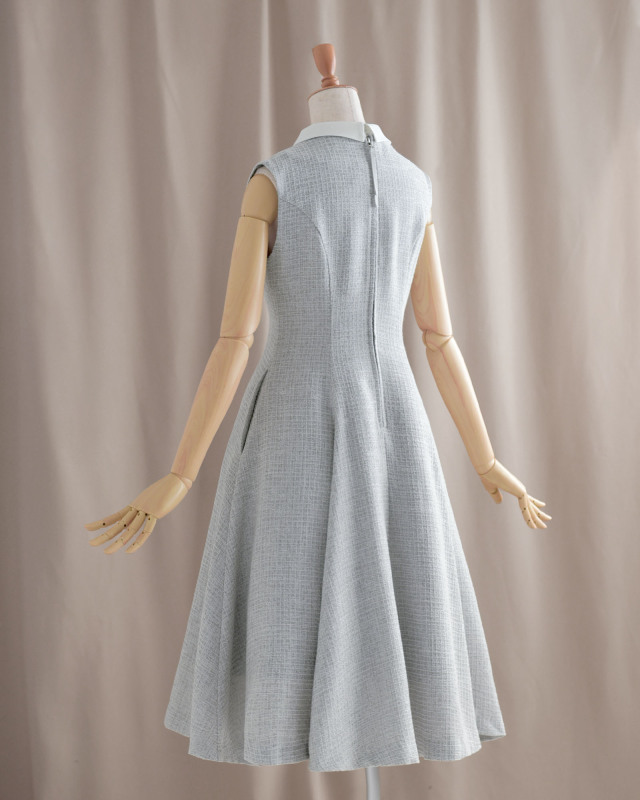 横から見ても自然なフレアが広がり、体型をカバーしながら美しい立ち姿を演出します。