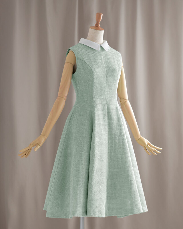 横から見ても美しいフレアシルエット、流れるようなラインがエレガントさを演出します。