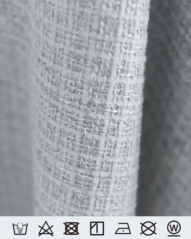 グレーのツイード生地、繊細な織り感が上質さを引き立てます。