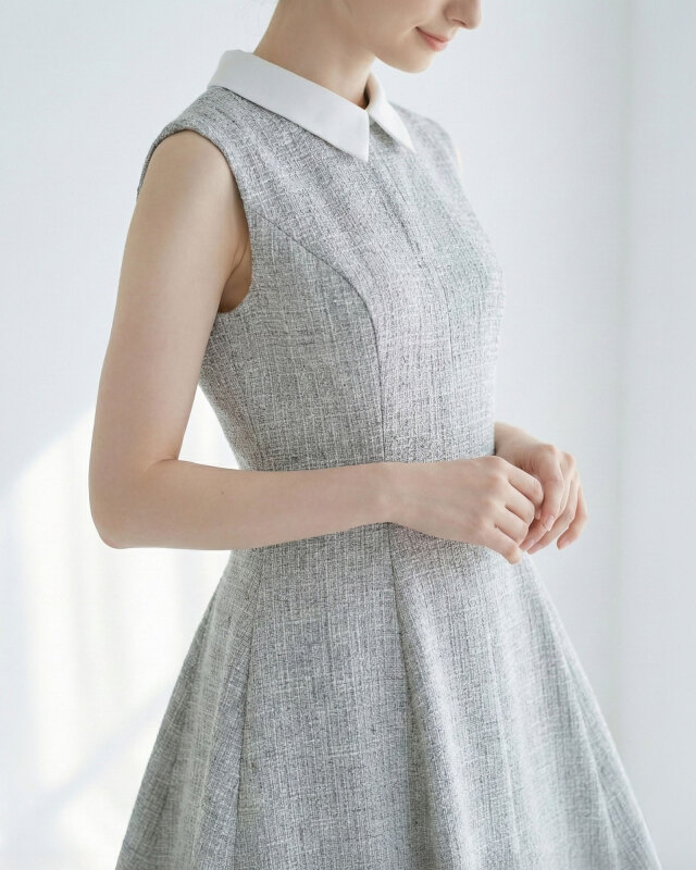 白い襟がアクセントになったノースリーブのライトグレーツイードワンピースを着用│レジーナ【神戸ワンピース専門店】