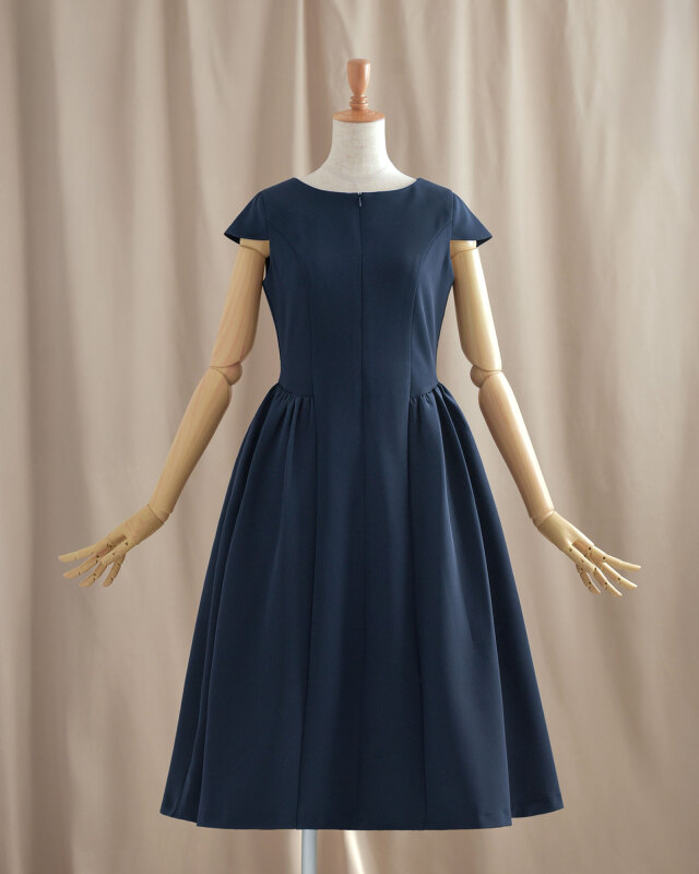 上品なフレアワンピース（ネイビー）の正面。お出かけや式典に。レジーナ【神戸ワンピース専門店】