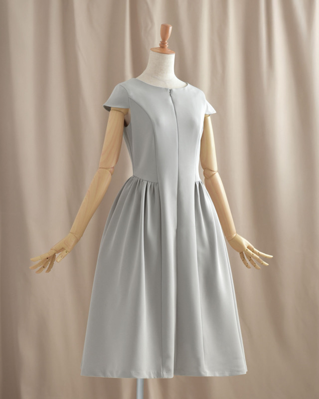 きれいめフレアワンピース（ペールグレー）の全身。きちんと感あるデザイン。