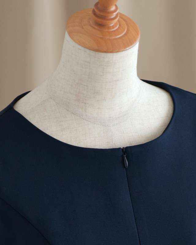 鎖骨をきれいに見せるボートネックと、着替えやすい背中ファスナーのアップ。