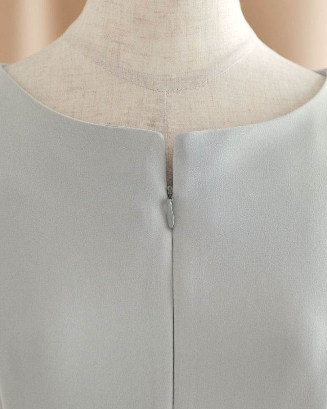 後ろ姿も美しい、襟ぐりとコンシールファスナー（ペールグレー）のアップ。