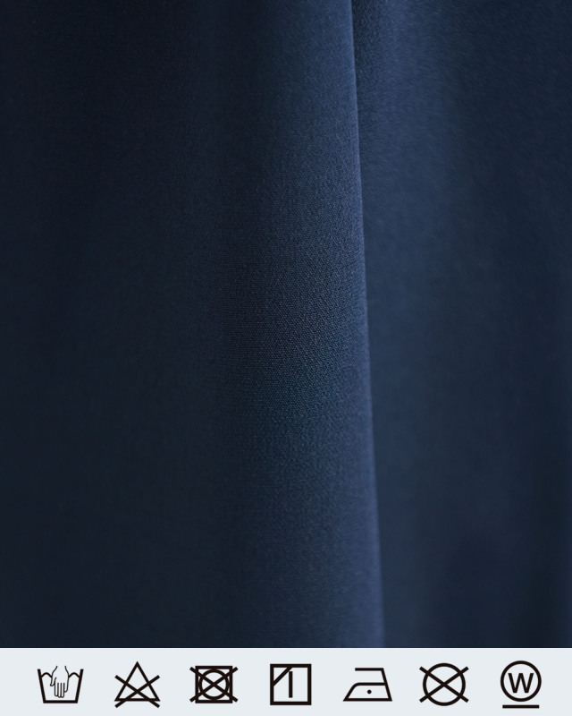 ネイビーの生地アップと家庭での手洗い、アイロンなどの洗濯表示。