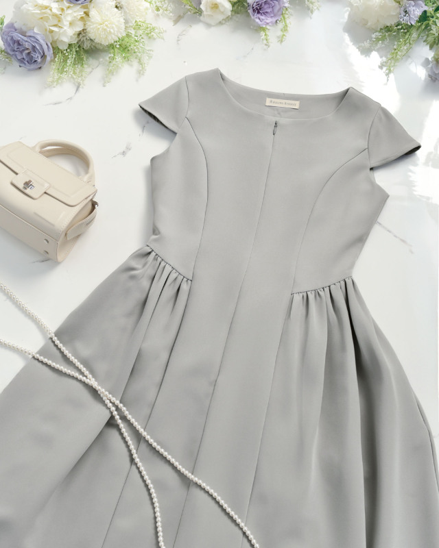 上品なフレアワンピース（ペールグレー）の平置き写真。式典やお呼ばれにも。レジーナ【神戸ワンピース専門店】
