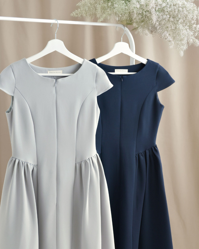 フレアワンピースの2色（ペールグレー・ネイビー）並んだ写真。どちらも品格ある色。