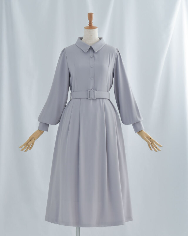 グレイッシュなトーンが大人の落ち着きを引き立てる上品フレアワンピース。オンオフ問わず活躍する一枚です。