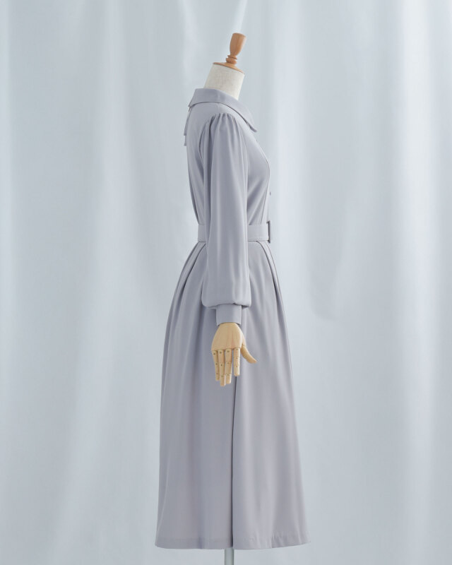 高めのウエスト位置でスタイルアップを叶えるベルト付きワンピース。体型を美しく見せる立体的なシルエットです。