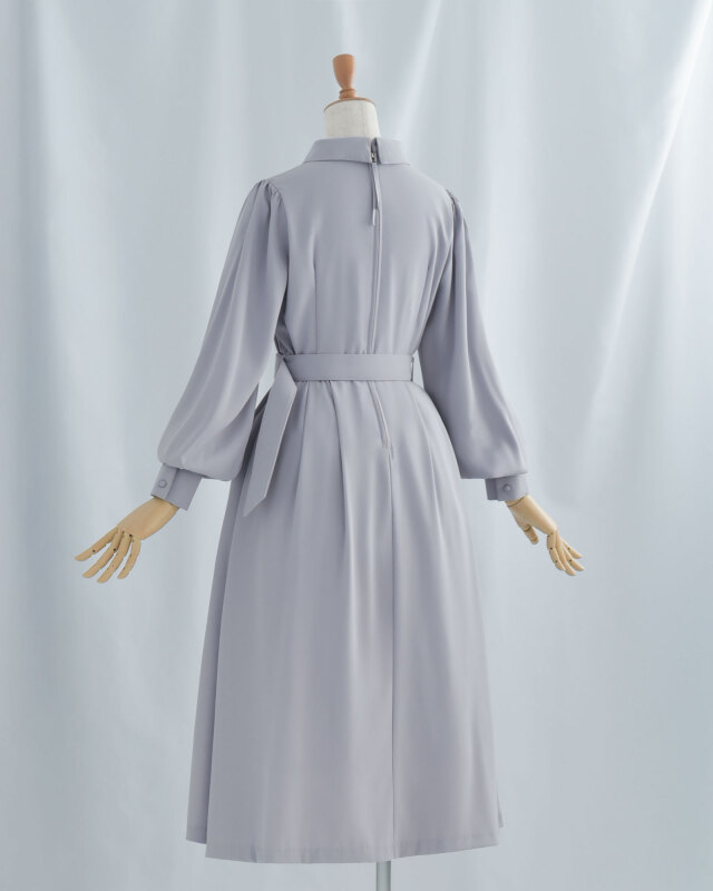 後ろファスナー仕様で着脱しやすく、動きに合わせて揺れる上品なフレアラインが魅力のワンピースです。