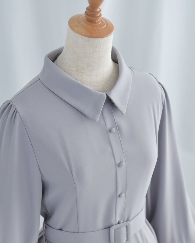 丸みを帯びたカフスボタンが上品な印象を添える袖デザイン。手元をすっきり見せる効果があります。