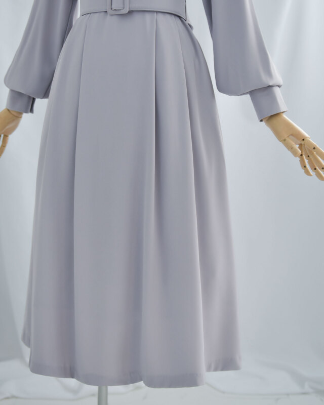 程よく膨らみのある袖が女性らしい柔らかさを演出。気になる腕まわりをさりげなくカバーします。