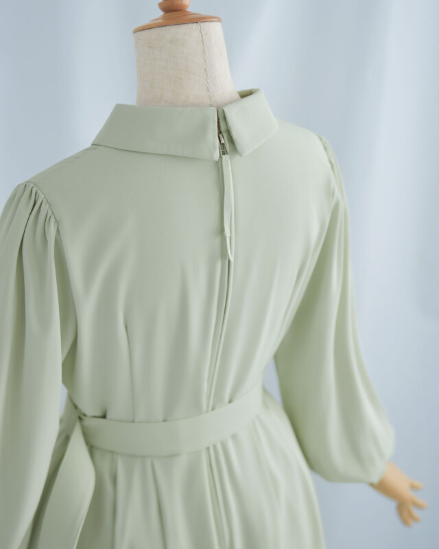 柔らかなグリーンカラーが優しい印象を与えるフレアワンピース。春らしい軽やかさが魅力です。