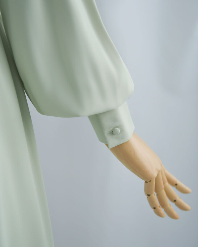 後ろファスナー仕様で着脱しやすく、美しいバックシルエットを叶えるデザイン。上品さを引き立てます。