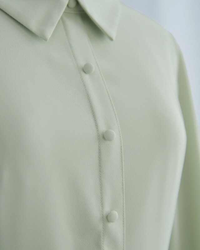 ミントとグレイの2色展開。上質なジョーゼット素材が大人の女性らしいエレガントさを引き立てます。