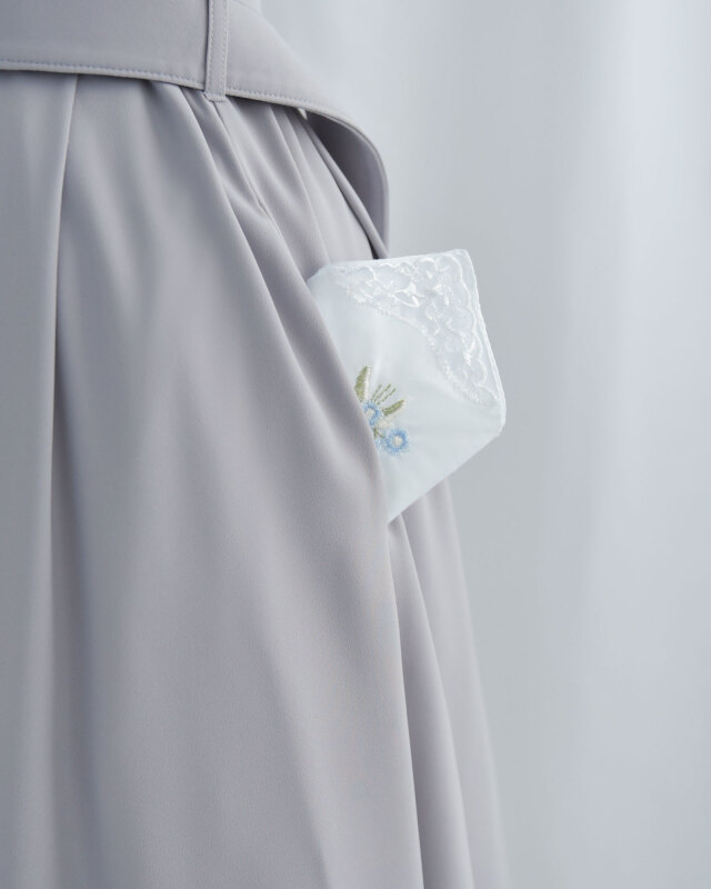 フロントのくるみボタンが上品なアクセント。シンプルながら女性らしいディテールが際立つデザインです。