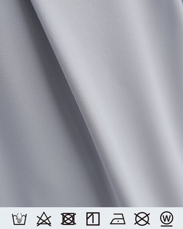 滑らかなジョーゼット生地でシワになりにくく、お手入れも簡単。上品な質感が魅力の素材です。