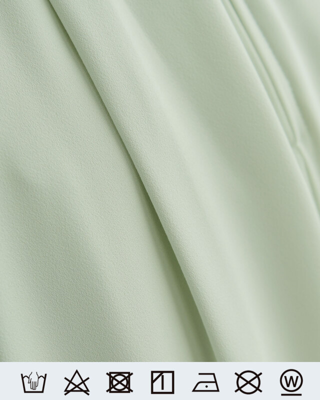 柔らかな風合いのミントグリーン生地。透けにくく快適な着心地を叶える上質素材です。