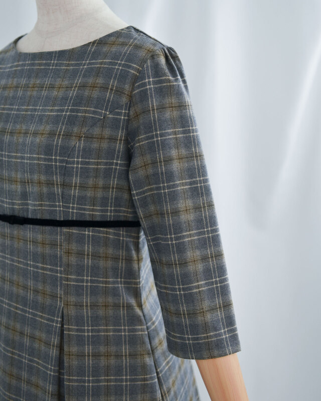 袖口まで丁寧に仕立てられた上品チェック柄ワンピースのディテール
