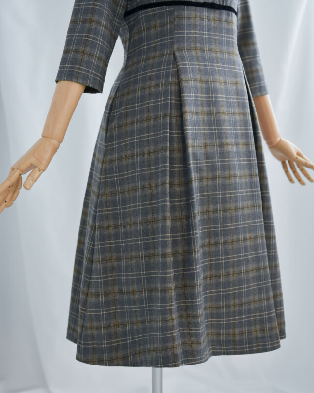 立体的な胸元ラインが女性らしいシルエットを引き立てるワンピース