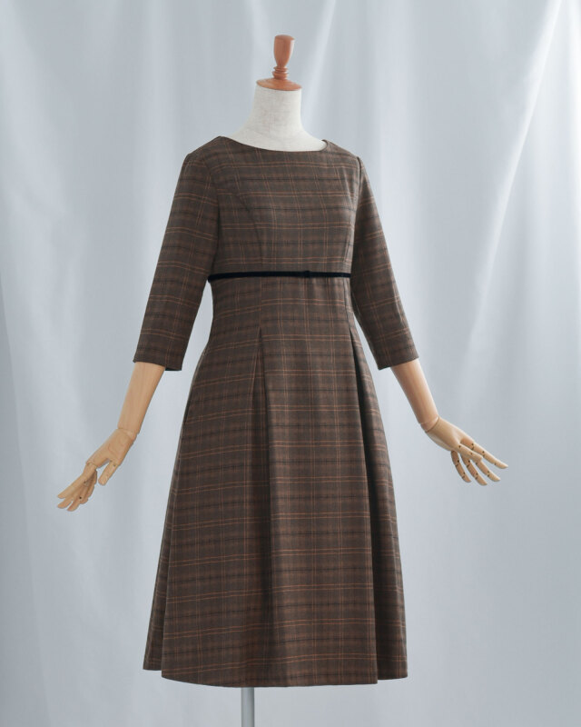 ウエスト切り替えでスタイルアップが叶うチェック柄ワンピース