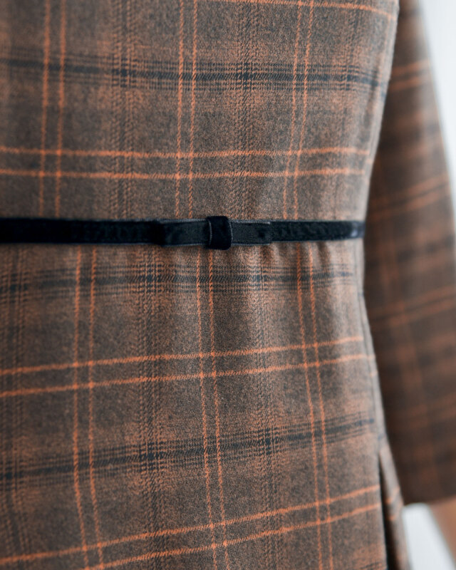 フレアスカートが美しく広がる上品なチェック柄ワンピース