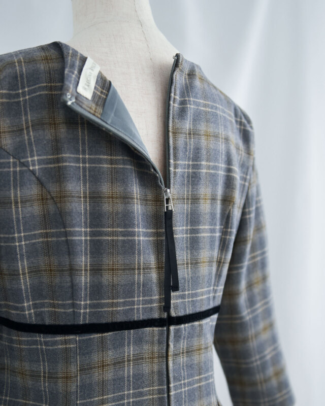 生地のハリと柔らかさを両立した秋冬チェックワンピースの質感