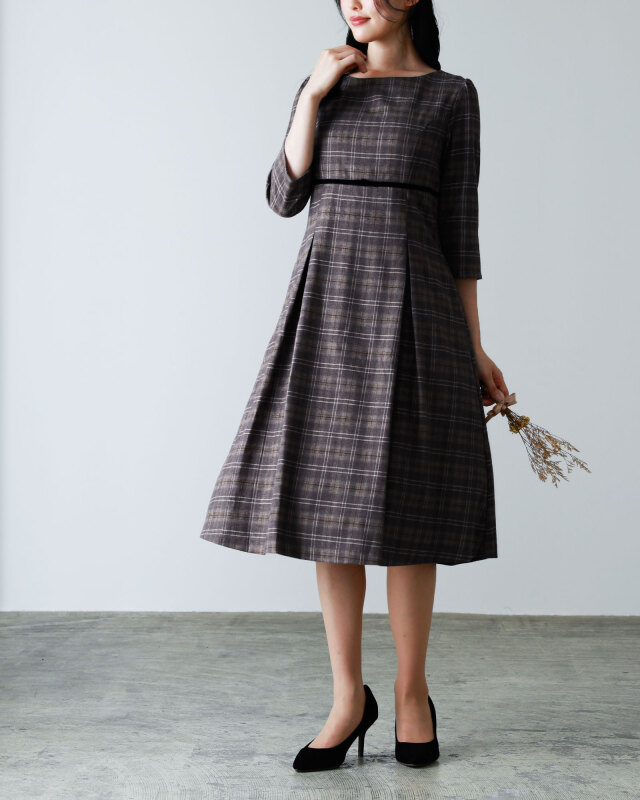 Aラインシルエットのきれいめチェックワンピ