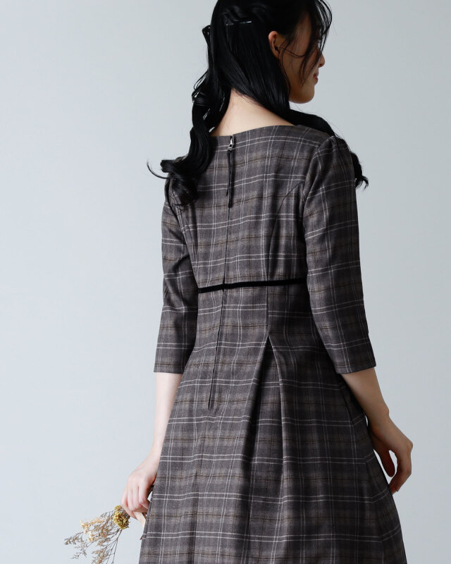 上品なチェック柄のワンピースを着た女性の後ろ姿