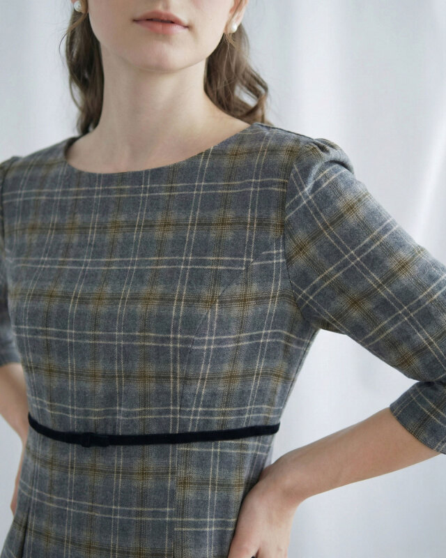 チェック柄ワンピースをすっきり見せるシルエットのモデル画像です。レジーナ【神戸ワンピース専門店】