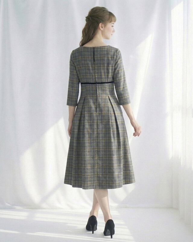 落ち着いたチェック柄ワンピースの上半身ディテールが伝わるモデル画像です。レジーナ【神戸ワンピース専門店】